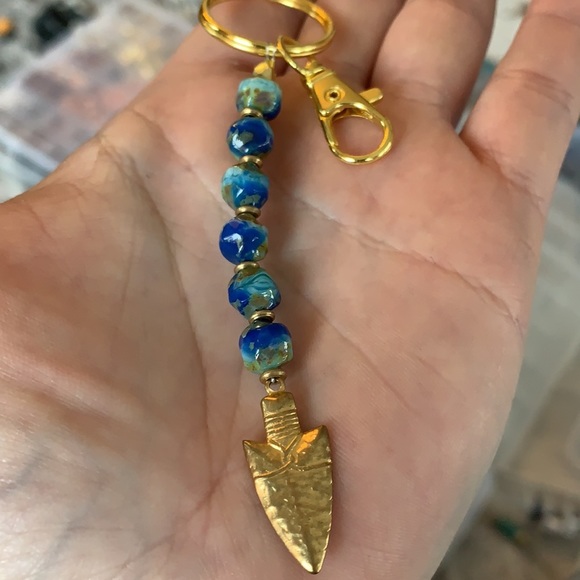 Blue beaded arrow handmade keychain - Picture 5 of 10